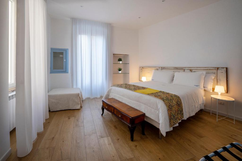 ein Schlafzimmer mit einem großen Bett mit Holzboden in der Unterkunft VISCHI Apartment Trani by LE MARINELLE Loc Turistica in Trani
