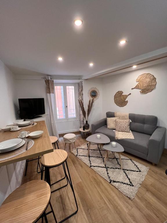 un salon avec un canapé et une table dans l'établissement Charme et Authenticité à Menton - Centre & Plages, à Menton