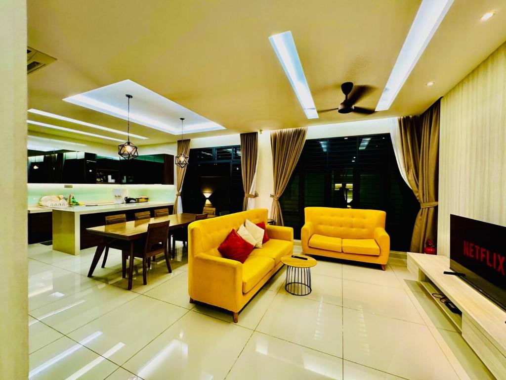 バトゥ・フェリンギにあるPerfect for Groups! 5BR Villa Near Beach BBQ 20Paxのリビングルーム(黄色の家具付)、キッチン
