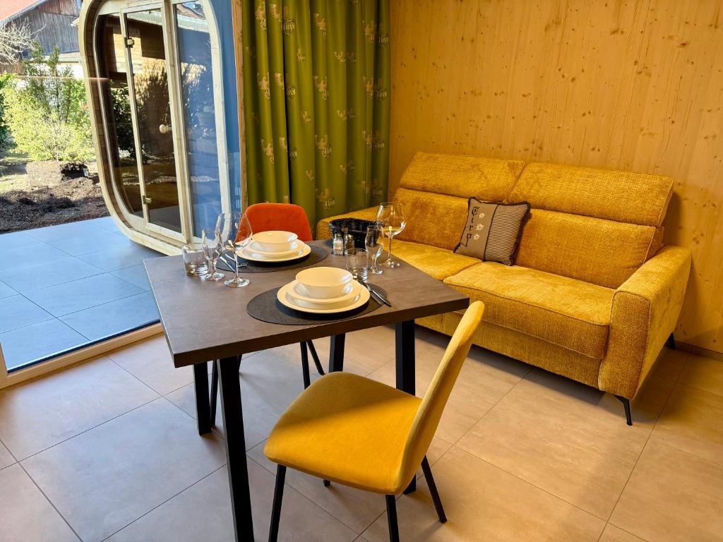 Posezení v ubytování TinyHome Singer - inclusive private Sauna