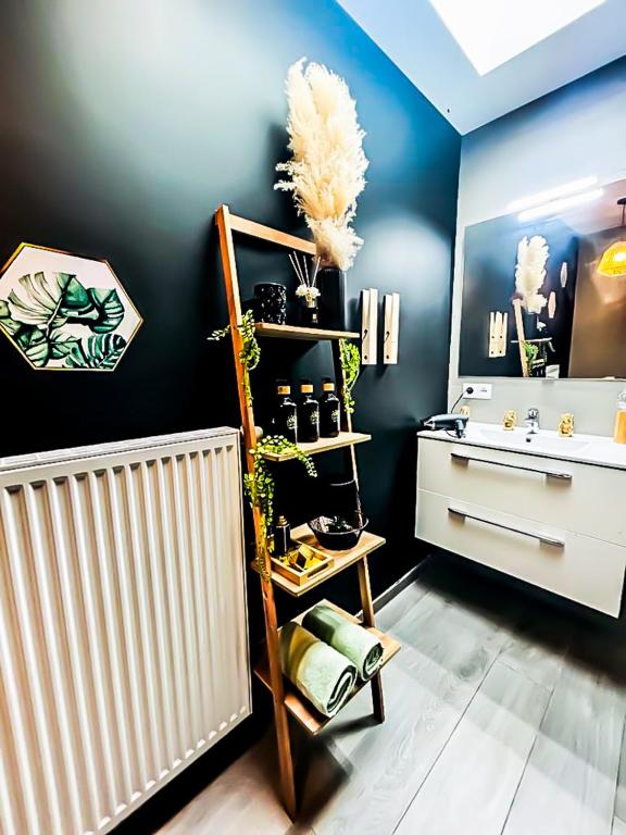 Koupelna v ubytování Ô Spa Privatif - Luxury Suite - JACUZZI-SAUNA-NETFLIX-FISHSPA-SERVIETTES-PEIGNOIRS-SANDALES-CAFE