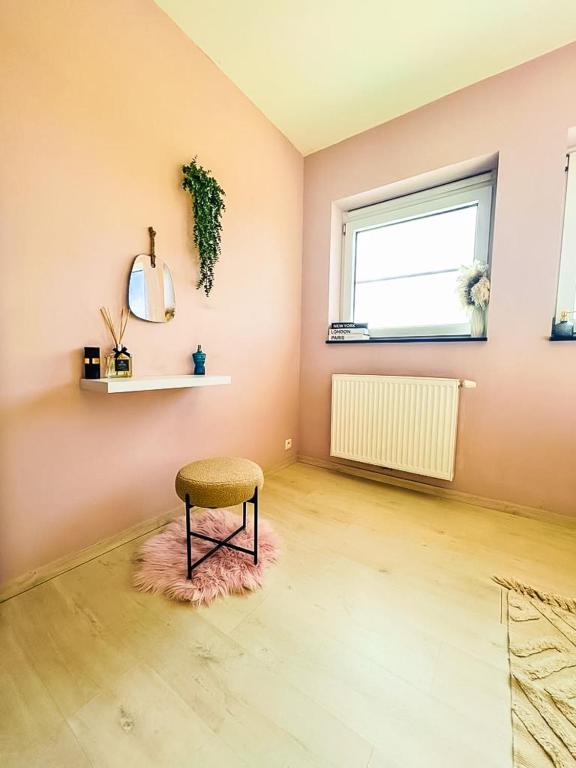 Fotografie z fotogalerie ubytování Ô Spa Privatif - Luxury Suite - JACUZZI-SAUNA-NETFLIX-FISHSPA-SERVIETTES-PEIGNOIRS-SANDALES-CAFE v destinaci Morlanwelz-Mariemont