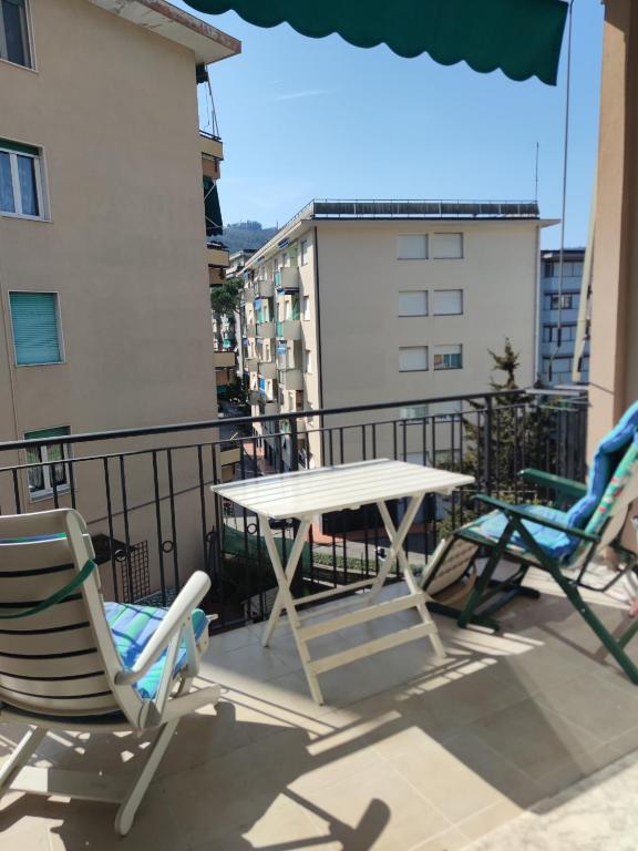 a patio with chairs and a table on a balcony at Casa del Celo in Rapallo