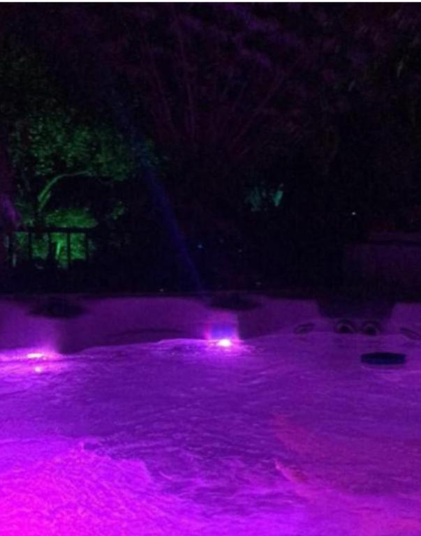Bazén v ubytování Ô Spa Privatif - Luxury Suite - JACUZZI-SAUNA-NETFLIX-FISHSPA-SERVIETTES-PEIGNOIRS-SANDALES-CAFE nebo v jeho okolí