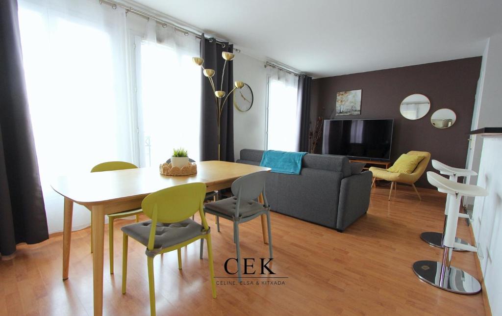 un salon avec une table, des chaises et un canapé dans l'établissement Tage1 - Val d'Europe et Disneyland Paris, à Serris