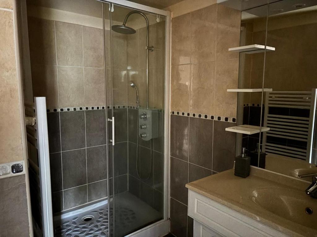 Koupelna v ubytování Janislove34 Maison 1 Chambre avec accès piscine dans résidence à Palavas les flots