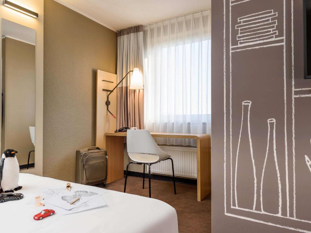 Cama ou camas em um quarto em ibis Frankfurt Centrum
