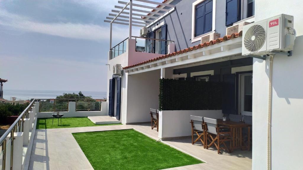 VotsalákiaにあるKamara Luxury ground floor apartmentsの芝生のある家のバルコニー