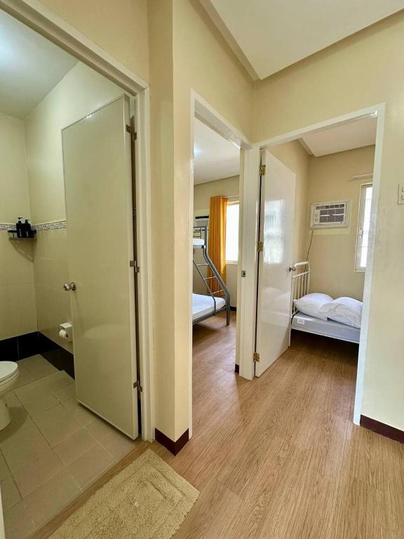 Tempat tidur dalam kamar di Abode86 Transient House-PGV