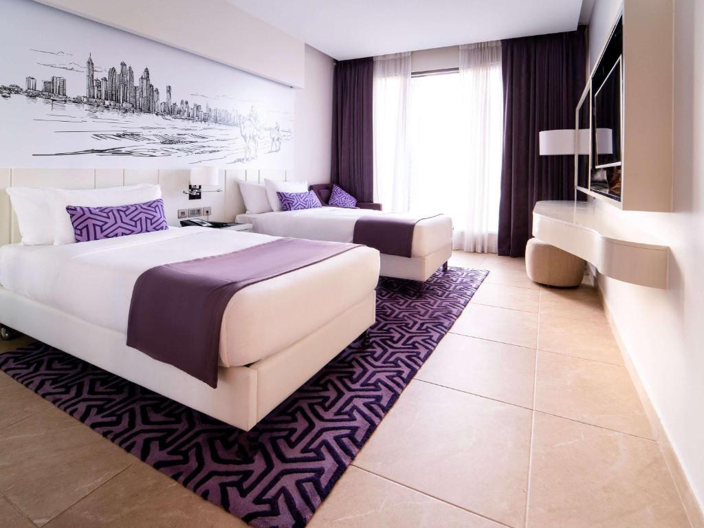 Postel nebo postele na pokoji v ubytování Mercure Dubai Barsha Heights Hotel Suites And Apartments