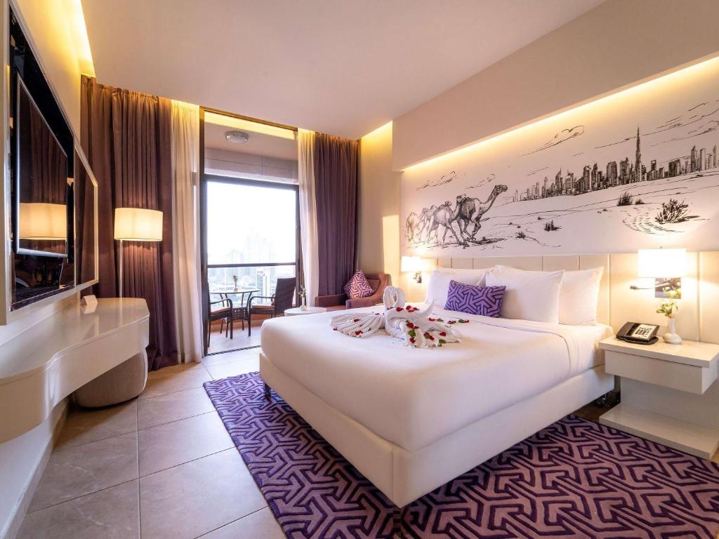 Postel nebo postele na pokoji v ubytování Mercure Dubai Barsha Heights Hotel Suites And Apartments