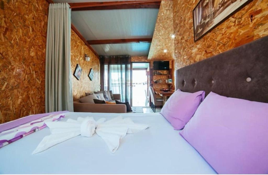 een slaapkamer met een bed met een strikje erop bij Vuk - Ada Bojana in Ulcinj