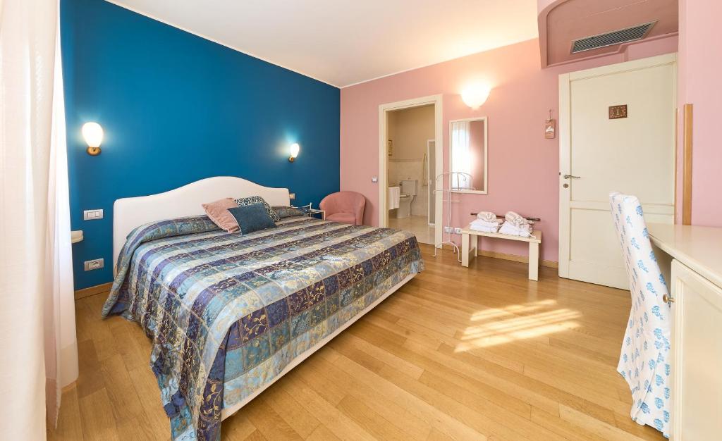 Llit o llits en una habitació de Hotel Belvedere Ranco