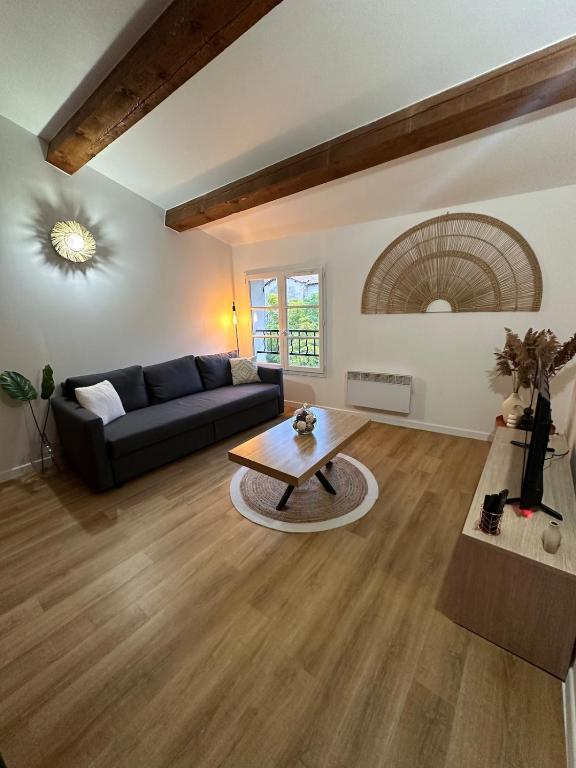 un salon avec un canapé et une table basse dans l'établissement Escapade Provençale à Manosque - Centre Historique, à Manosque