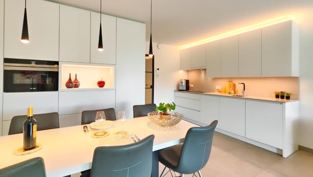 Nhà bếp/bếp nhỏ tại Modern luxury 1-bedroom apartment close to the beach and the sea T21