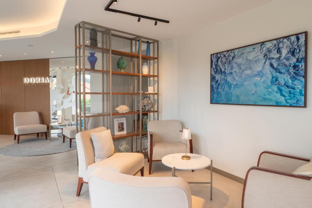 a waiting room with chairs and a table at Doria Park Hotel in Lerici