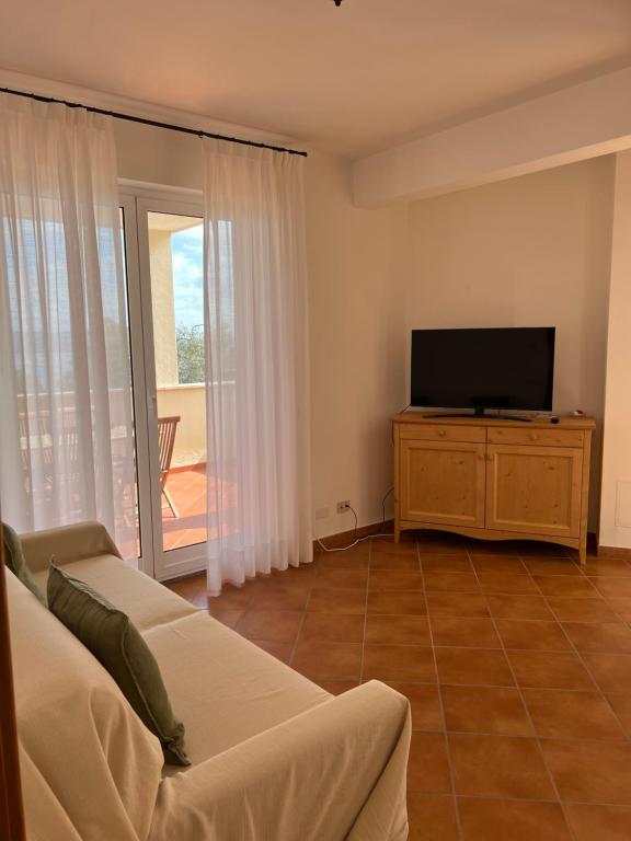 Televízia a/alebo spoločenská miestnosť v ubytovaní Residenza Turistico Alberghiera Le Poste del Pianone