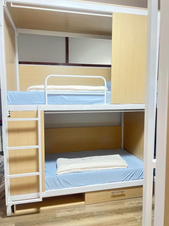 Kerrossänky tai kerrossänkyjä majoituspaikassa JC home 刘 先 生