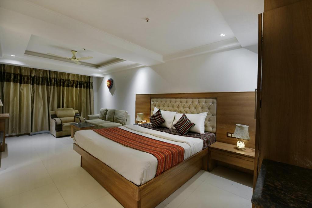 Letto o letti in una camera di Hotel Lotus Paradise - Front of Parker Mall