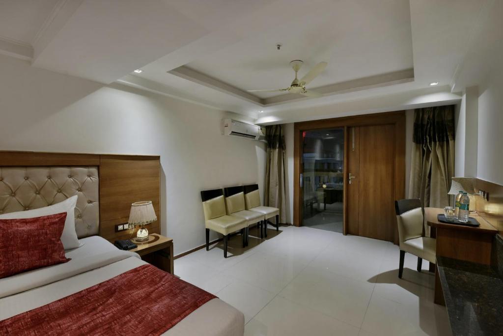 Letto o letti in una camera di Hotel Lotus Paradise - Front of Parker Mall