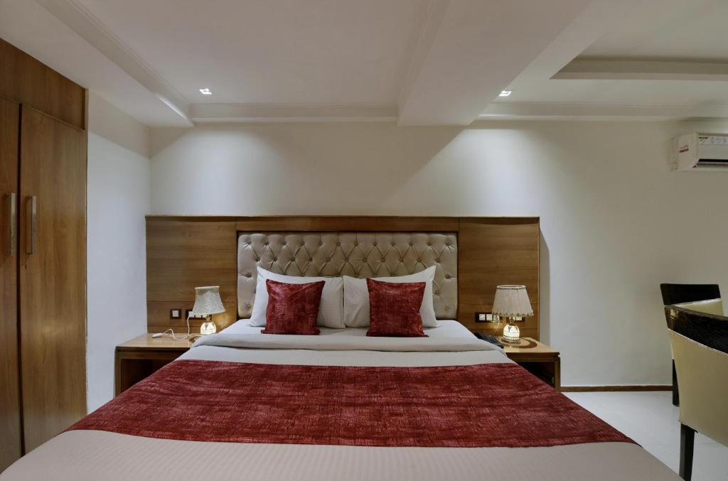 Letto o letti in una camera di Hotel Lotus Paradise - Front of Parker Mall