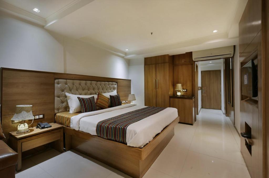 Letto o letti in una camera di Hotel Lotus Paradise - Front of Parker Mall