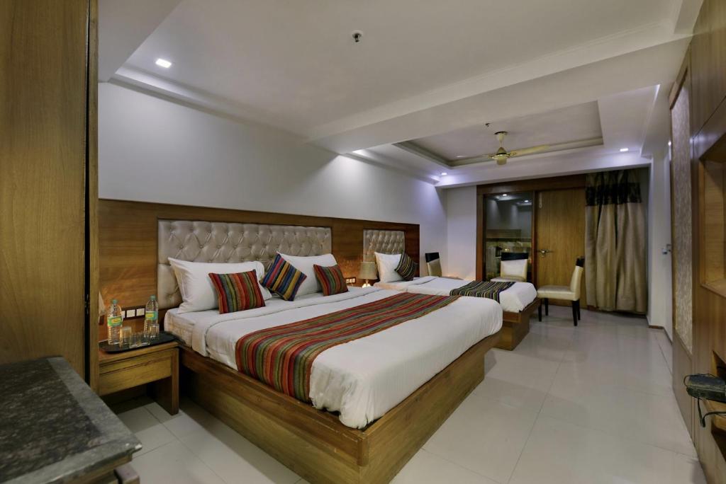 Letto o letti in una camera di Hotel Lotus Paradise - Front of Parker Mall