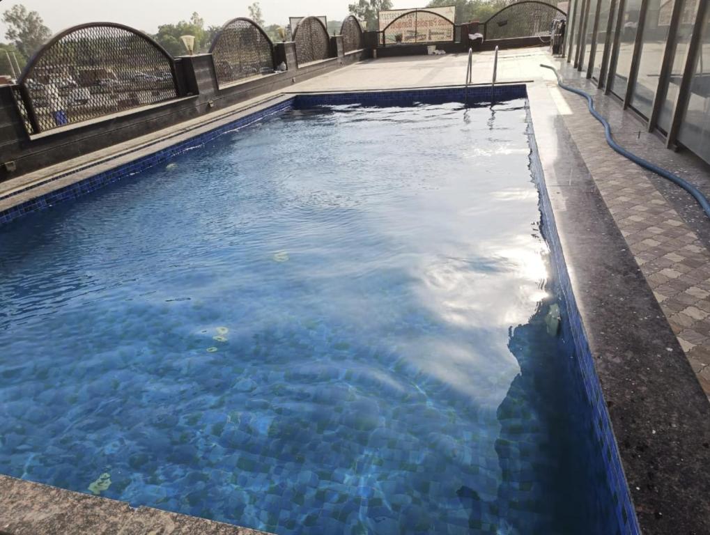Piscina di Hotel Lotus Paradise - Front of Parker Mall o nelle vicinanze
