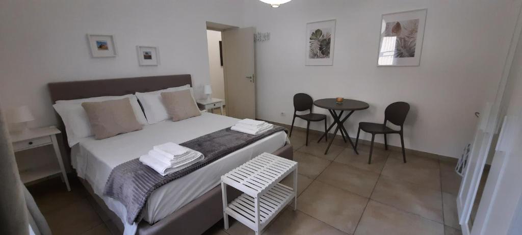 Postel nebo postele na pokoji v ubytování Efebo Rooms