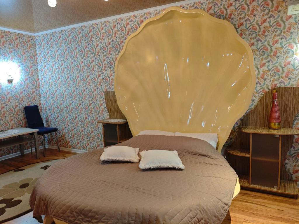 克列缅丘格Apartment in the heart of the city的一间卧室，有一张大床，上面有两个枕头