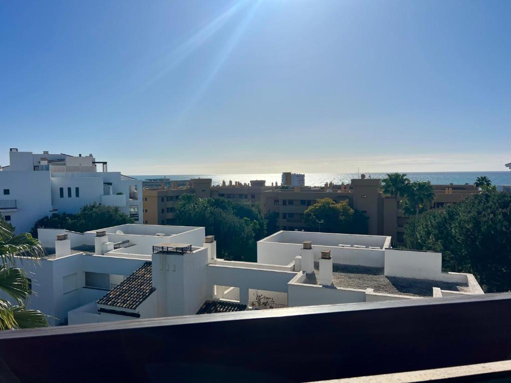 vistas a una ciudad con edificios blancos y al océano en AlaMar Cala Mijas Relax Premium Panoramic Sea Views SemiPenthouse, en La Cala de Mijas