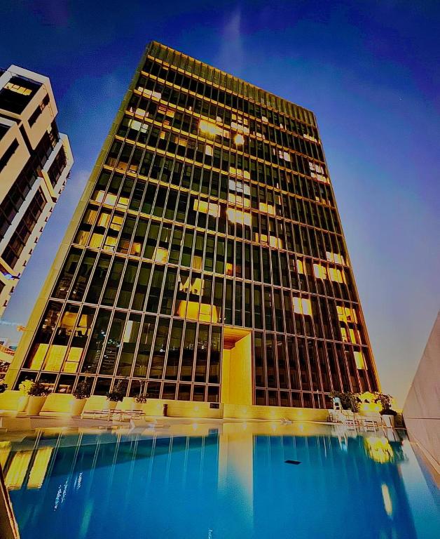 Bazén v ubytování Modern 1Br in the Heart of Dubai by SIMPLY COMFORT nebo v jeho okolí