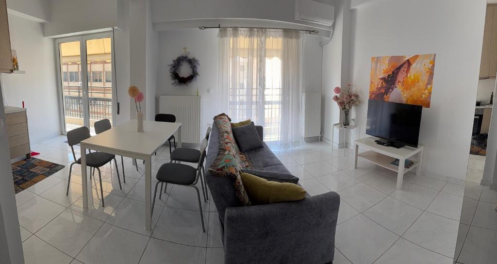 TV a/nebo společenská místnost v ubytování Piraeus new hotel