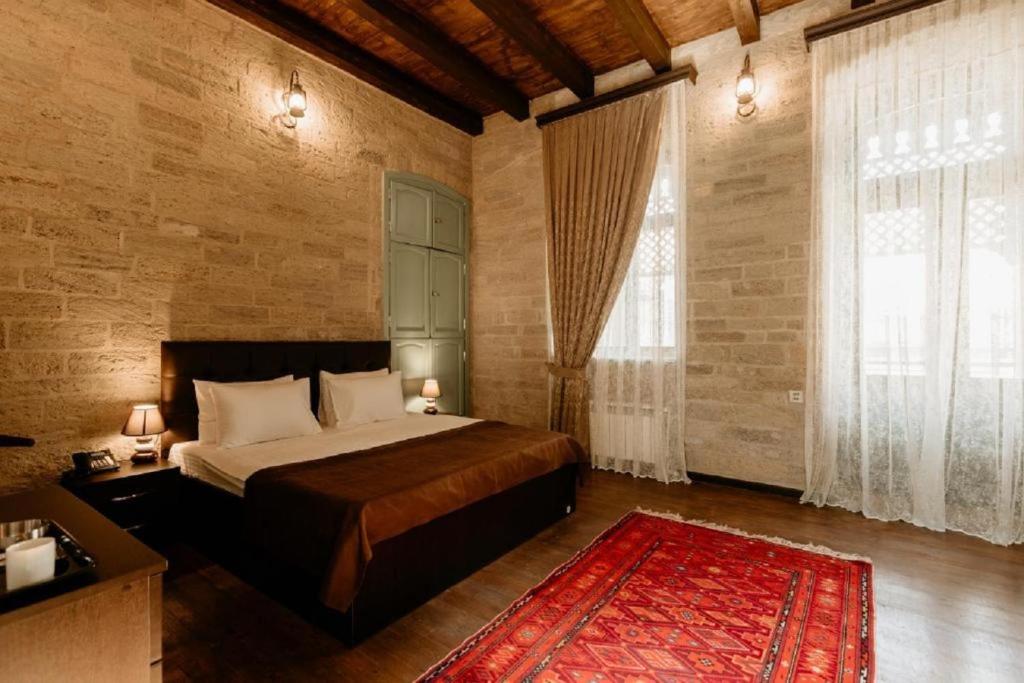 Postel nebo postele na pokoji v ubytování Qala Hotel