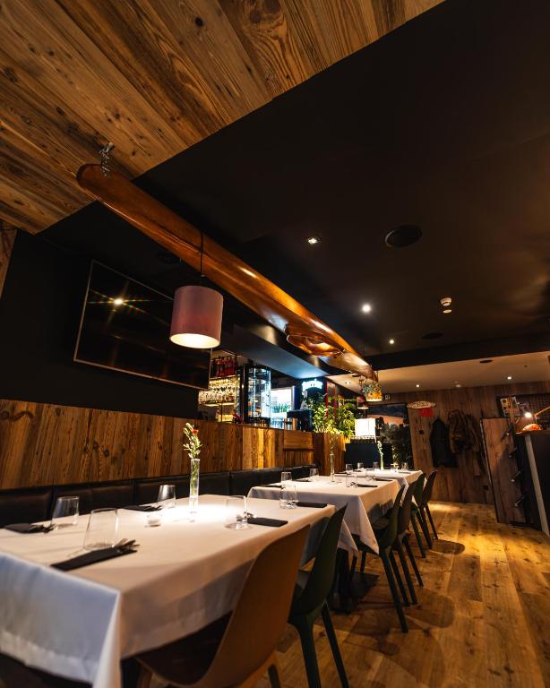 Reštaurácia alebo iné gastronomické zariadenie v ubytovaní OTTON-Charzykowy Bed&Restaurant