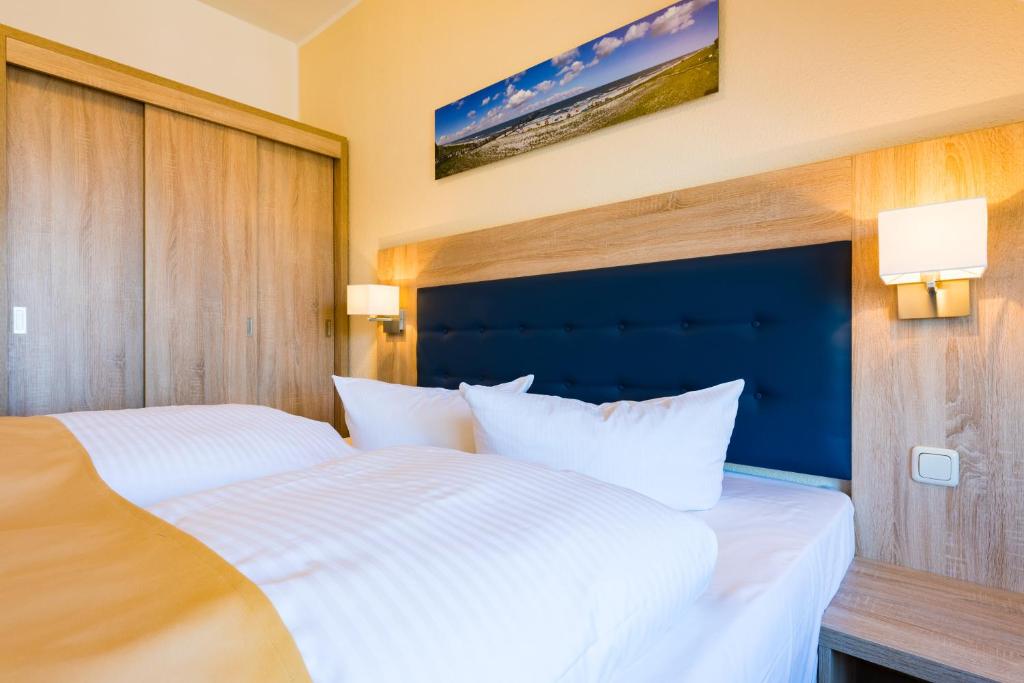 Postel nebo postele na pokoji v ubytování Hotel Boddenhus Garni