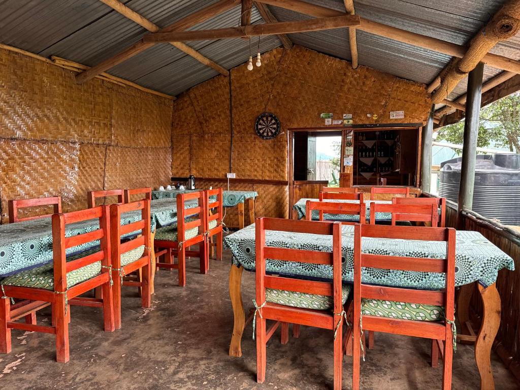 Restaurace v ubytování ruhija gorilla friends resort