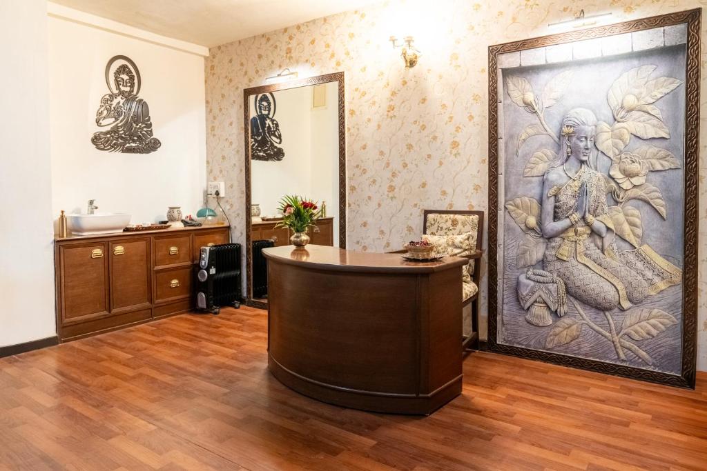 een kantoor met een groot schilderij aan de muur bij Udaigarh - Udaipur in Udaipur