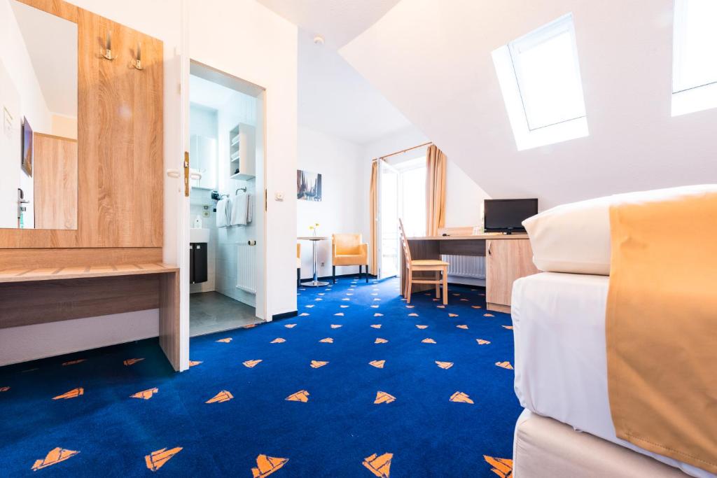 Postel nebo postele na pokoji v ubytování Hotel Boddenhus Garni