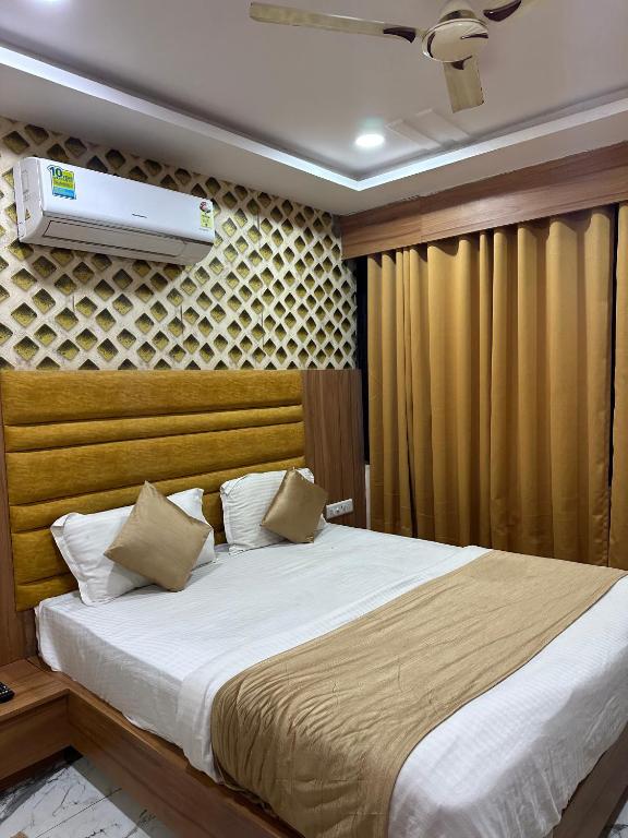 Postel nebo postele na pokoji v ubytování Hotel Royal King