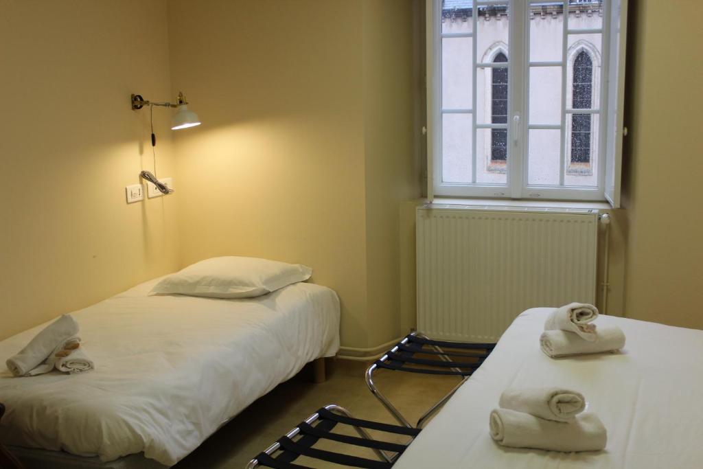 Postel nebo postele na pokoji v ubytování Le grand couvent de Gramat