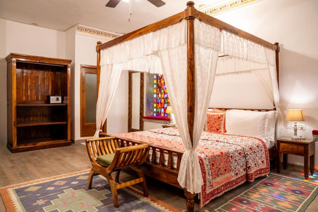 Een bed of bedden in een kamer bij Udaigarh - Udaipur