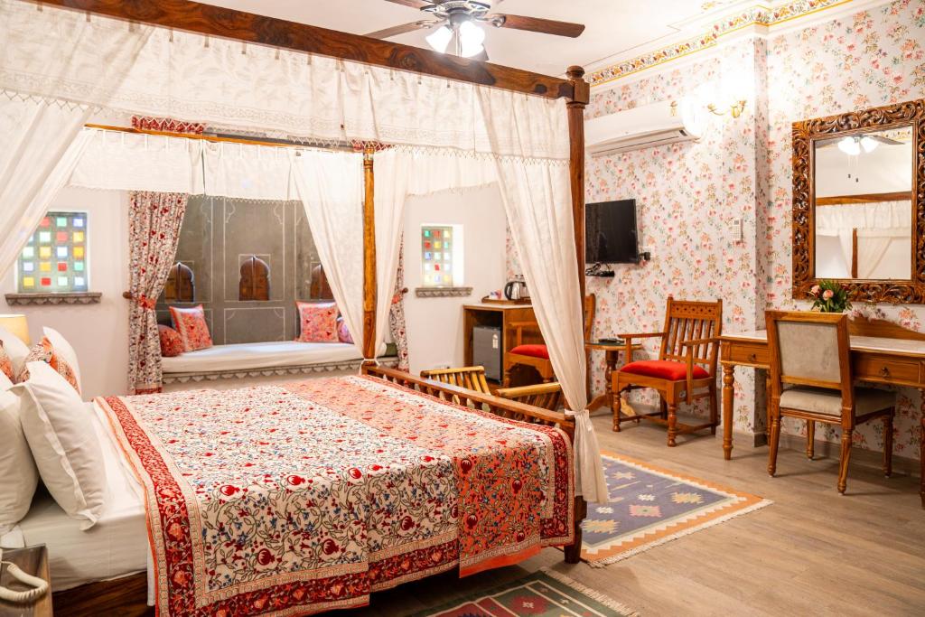 Een bed of bedden in een kamer bij Udaigarh - Udaipur