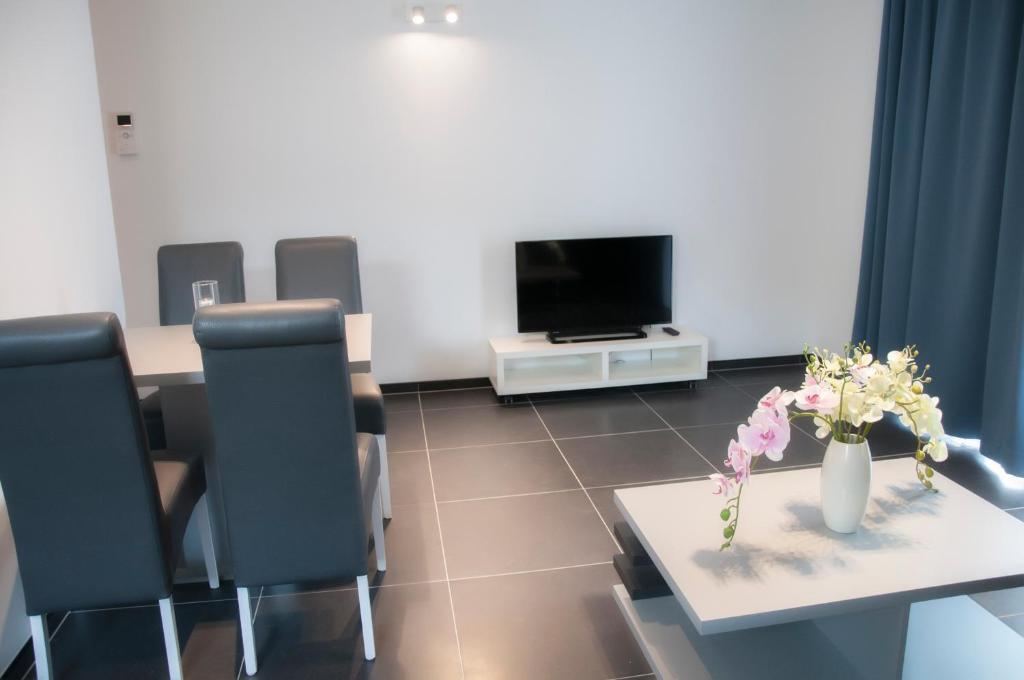 Whitehouse Apartments - 10