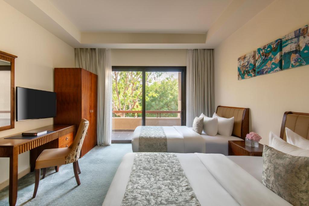TV a/nebo společenská místnost v ubytování Royal L'azure Resort
