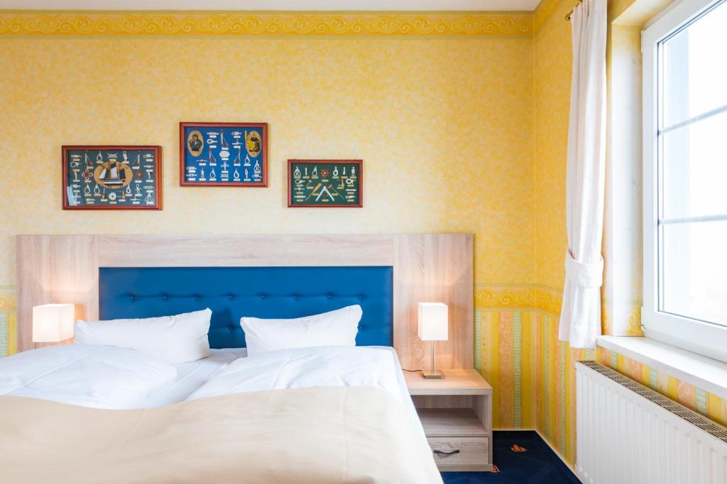 Postel nebo postele na pokoji v ubytování Hotel Boddenhus Garni