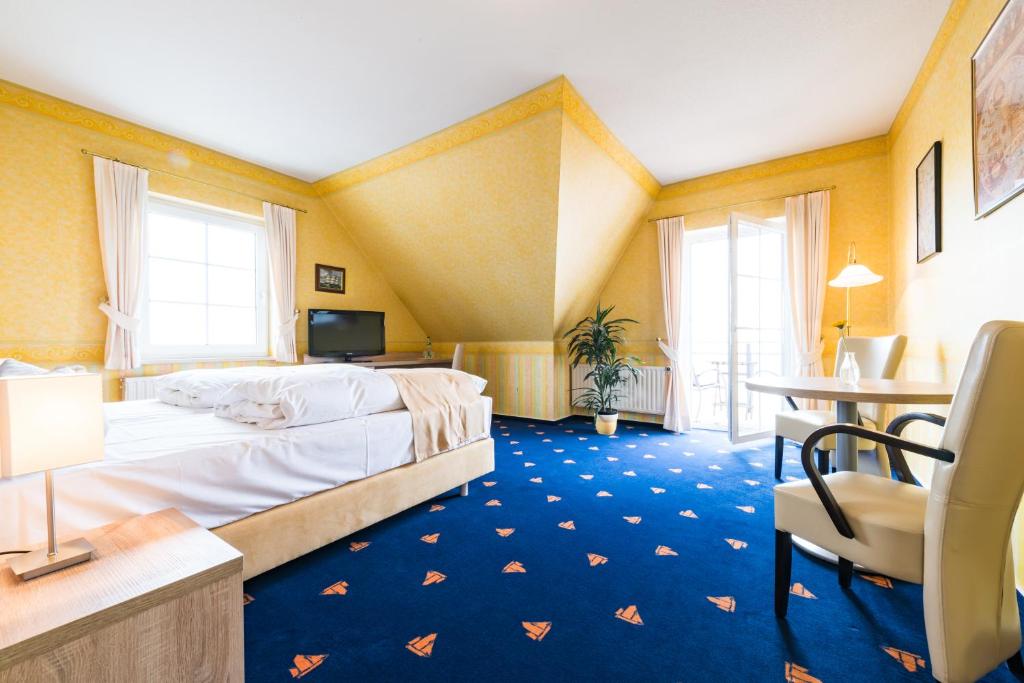 Postel nebo postele na pokoji v ubytování Hotel Boddenhus Garni