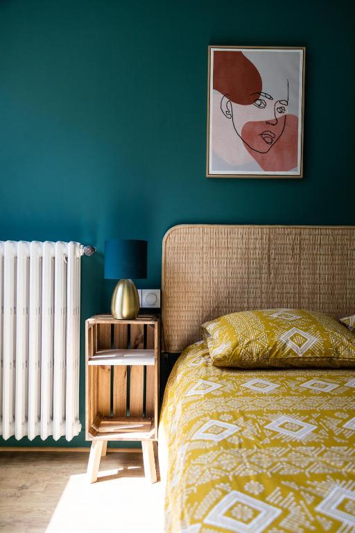 une chambre avec un lit et un radiateur blanc dans l'établissement Beau T2 avec vue en centre TOULOUSE COMPANS, à Toulouse