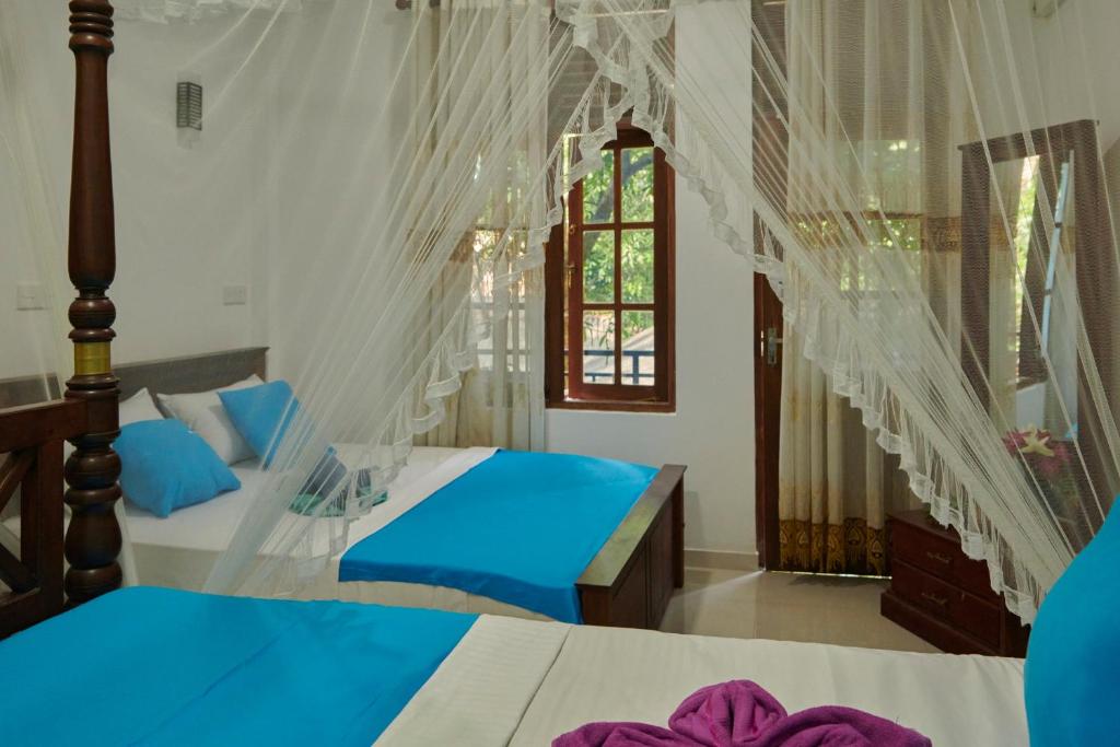 Postel nebo postele na pokoji v ubytování Azure Resort Mirissa