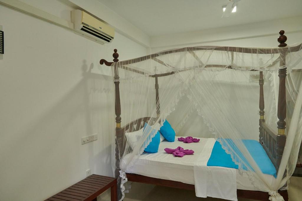Postel nebo postele na pokoji v ubytování Azure Resort Mirissa